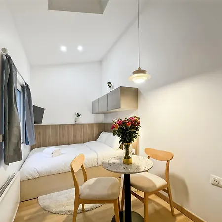 Apartment In Montmartre Area Near Metro & Shops Paris