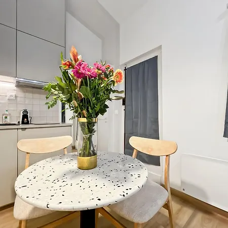 Apartment In Montmartre Area Near Metro & Shops Paris