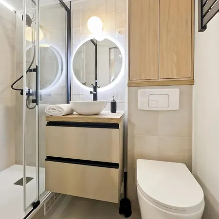 Apartment In Montmartre Area Near Metro & Shops Paris